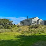 בית נופש With Panoramic Views On